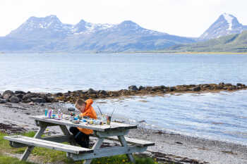 Painting kid by the Sea at Nesna