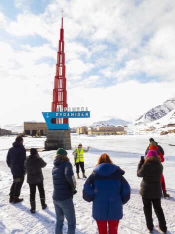 Guided sightseeing in Pyramiden