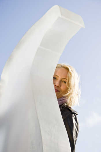 Kvinne og skulptur på torget i Bodø