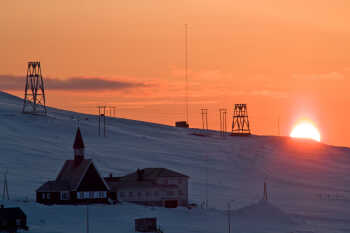 Red sun over Longyearbyen