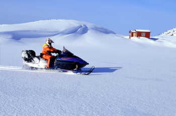 Snowmobiles in Norkyn